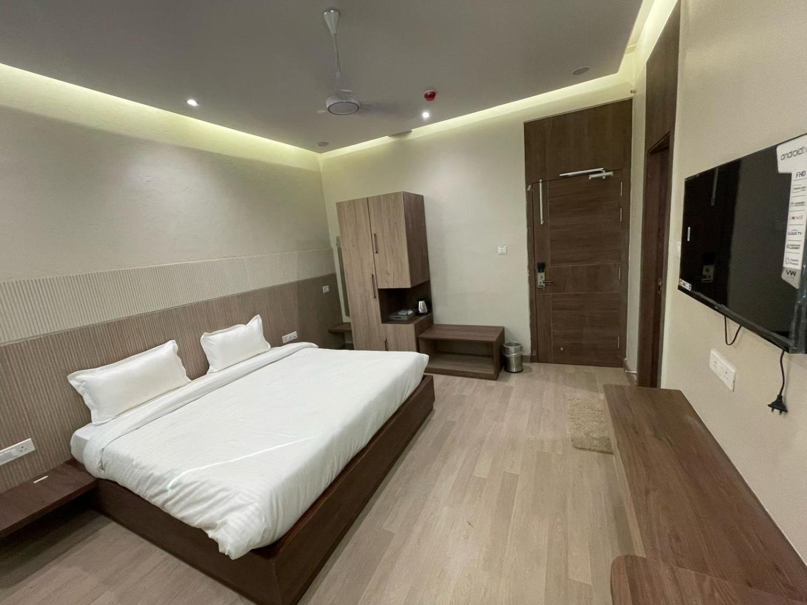 Aman Paradise Hotel & Banquets Kanpur Bagian luar foto