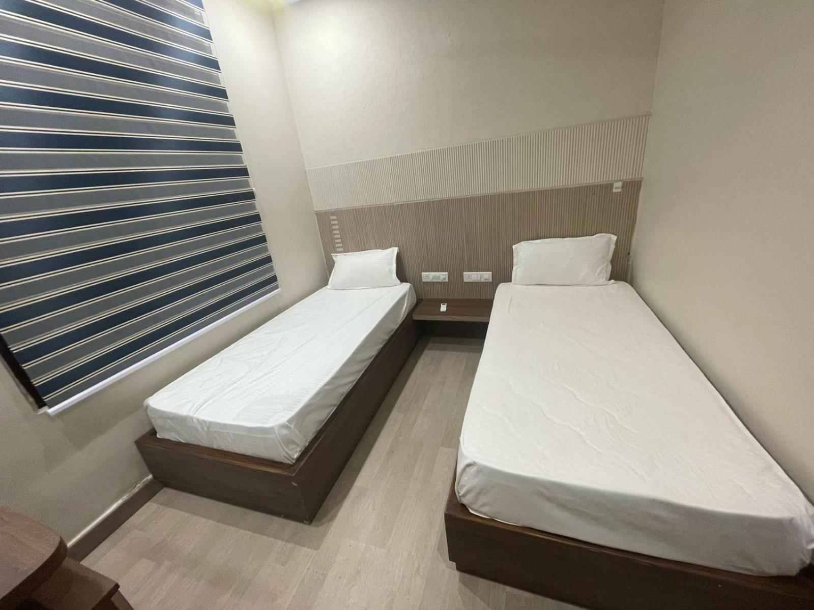Aman Paradise Hotel & Banquets Kanpur Bagian luar foto