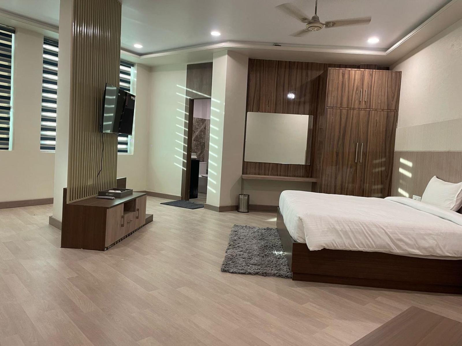 Aman Paradise Hotel & Banquets Kanpur Bagian luar foto